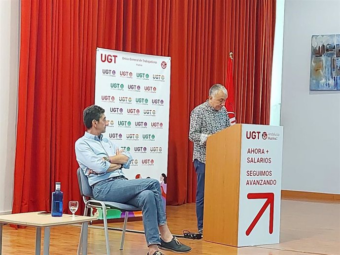 El secretrario general de UGT, Pepe Álvarez, (Drcha), junto a su homólogo en Huelva, Sebastián Donaire, en una jornada con delegados del sindicato en Huelva.