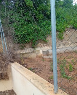 Valla rota para acceder a un campo a robar