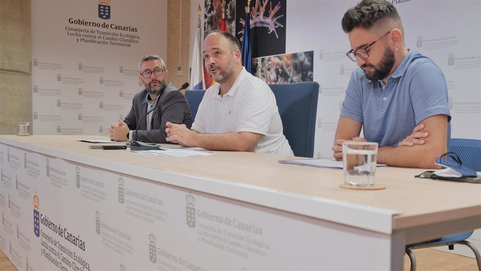 El consejero de Transición Ecológica del Gobierno de Canarias, José Antonio Valbuena (c), en la presentación de los resultados del proyecto  'PIMA Adapta Costas Canarias'