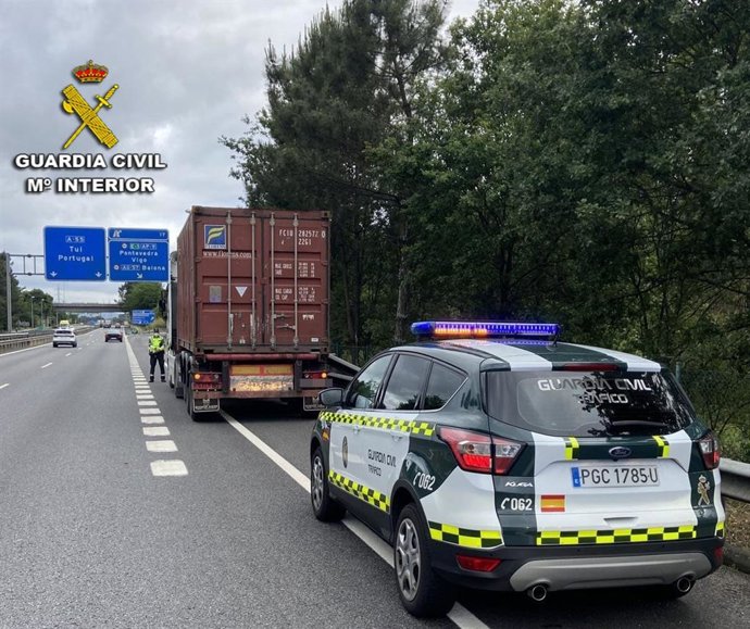 La Guardia Civil acude por un accidente en la A-55 por el que investiga al conductor de un camión que quintuplicó la tasa de alcohol máxima permitida.