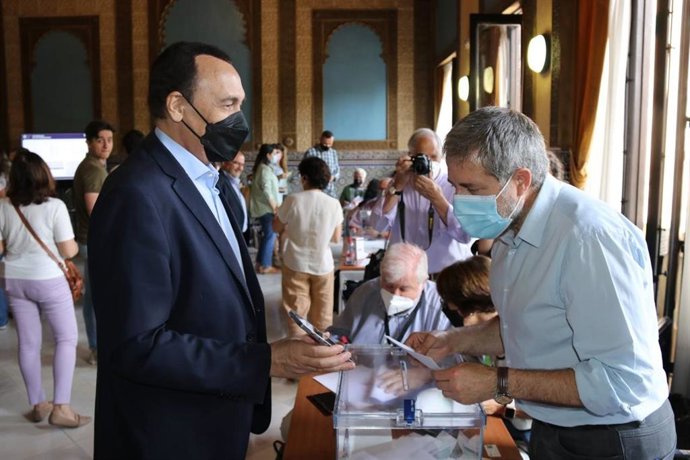 El rector de la UCO, José Carlos Gómez Villamandos, ejerce su derecho al voto en las elecciones rectorales.