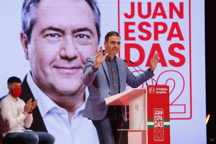 Archivo - El presidente del Gobierno y secretario general del PSOE, Pedro Sánchez, en el acto de proclamación de Juan Espadas como candidato del PSOE de Andalucía a las elecciones, a 15 de enero de 2021 en Granada (archivo).