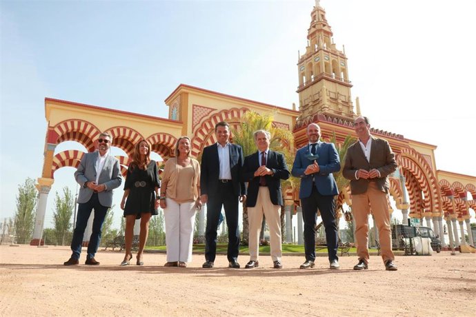 El alcalde, José María Bellido, junto a los responsables de todas las áreas implicadas en la organización de la Feria de Nuestra Señora de la Salud.
