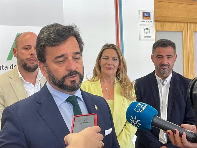 El consejero de Educación, Manuel Alejandro Cardenete, atiende a los medios en presencia de Concha Insúa, de Cs, al fondo