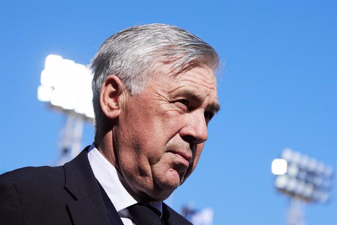 El entrenador del Real Madrid, Carlo Ancelotti, antes del comienzo del partido ante el Cádiz en el Nuevo Mirandilla de LaLiga Santander 2021-2022.