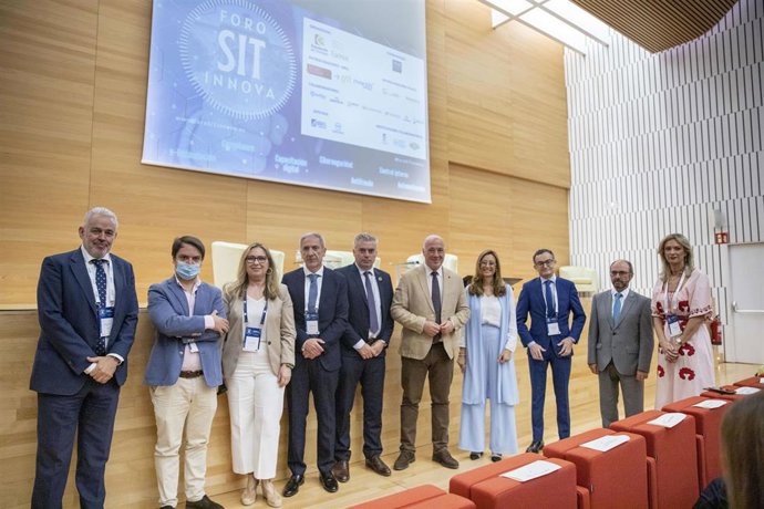 Autoridades en la inauguración del 'Foro SIT innova'.