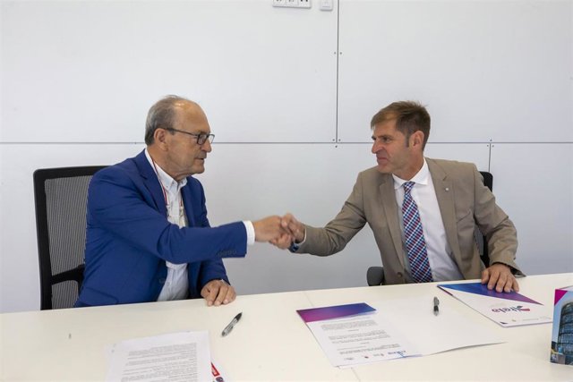 El consejero de Industria, Javier López Marcano, firma un convenio con el presidente de la CEOE-CEPYME, Enrique Conde, para el desarrollo del nuevo programa de aceleración empresarial e innovación abierta en la Torre Xtela.