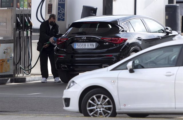 Archivo - Una persona reposta combustible en una gasolinera, a 24 de febrero de 2022, en Madrid (España) El precio de la gasolina y del gasóleo ha conquistado esta semana nuevos récords históricos para ambos carburantes, impulsado por el alza en el precio