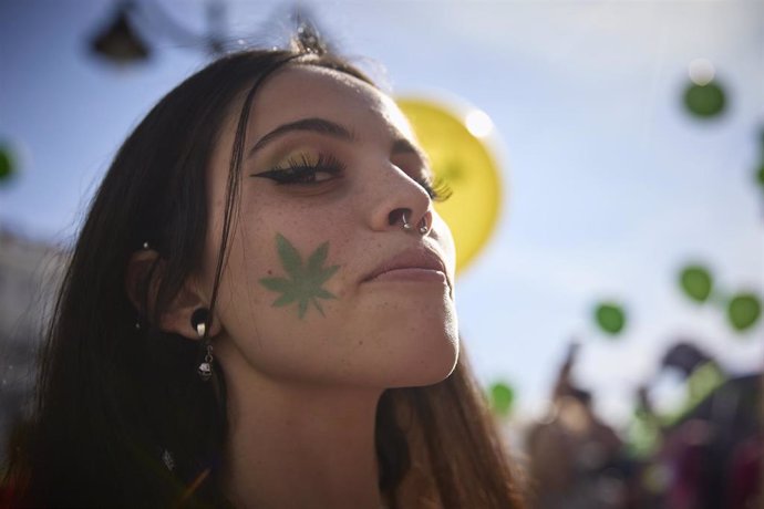 Varios manifestantes protestan durante la Marcha Mundial de la Marihuana 2022, en la Puerta del Sol, a 7 de mayo de 2022, en Madrid (España). 
