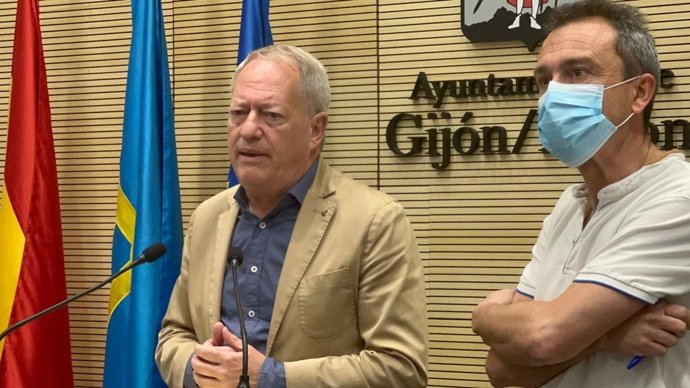 El  portavoz municipal de IU en el Ayuntamiento de Gijón y concejal de Medio Ambiente y Movilidad, Aurelio Martín, junto al diputado de IU en la Junta General del Principado de Asturias, Ovidio Zapico (dcha), en rueda de prensa en el Consistorio gijonés