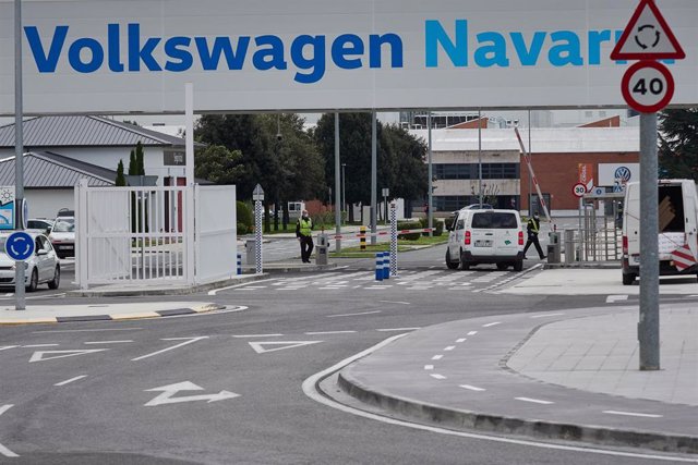 Archivo - Vista de la puerta principal de la fábrica de Volkswagen Navara.