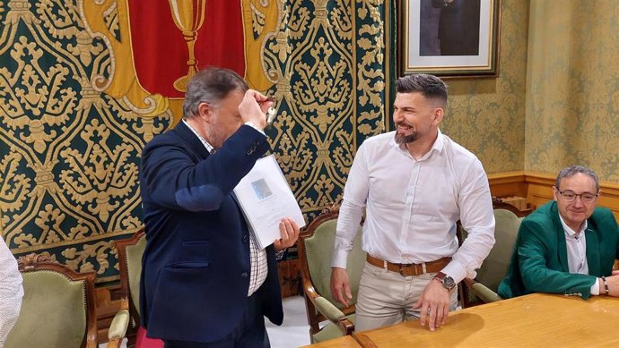 El Alcalde De Cuenca Ha Entregado Las Llaves Del Inmueble De Las Casas Colgadas Y El Chef Tiene Ahora Dos Meses Para Abrir Sus Puertas