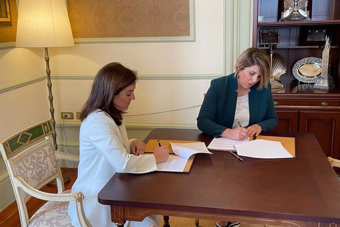 Las alcaldesas de A Coruña, Inés Rey, y de Cartagena, Noelia Arroyo, firman el protocolo de adhesión en el Palacio Municipal de la ciudad gallega