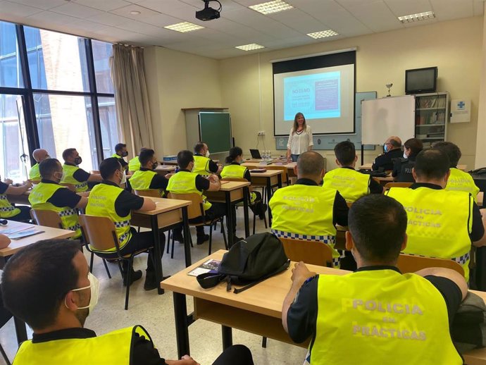 Celebración de una jornada de formación del IAM forma a la Policía Local de Córdoba para conseguir una feria libre de violencias machistas.
