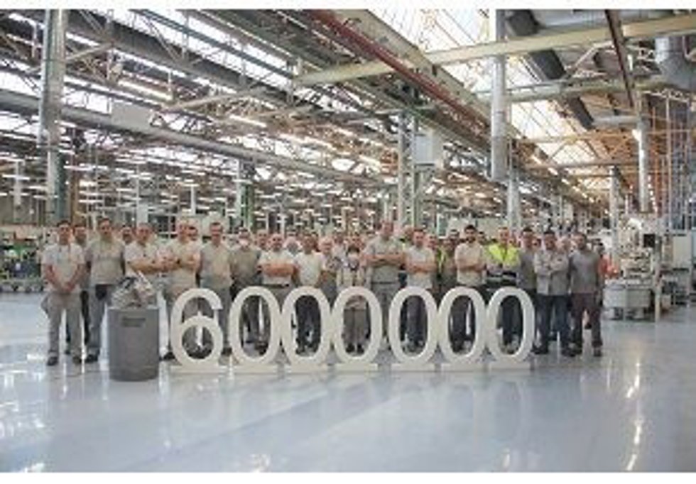 Foto de familia con la caja de cambio número seis millones.