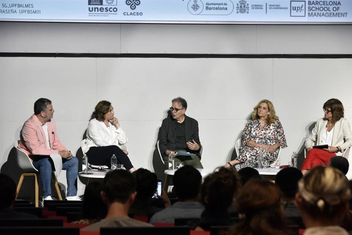Pablo Gentili , Ada Colau, Joan Subirats, Fernanda Gil Lozano y Karina Batthyany, en un debate sobre democracia, justicia e igualdad