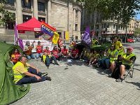 UGT y CC.OO. acampan ante la sede de Correos en Barcelona por el "desmantelamiento" del servicio