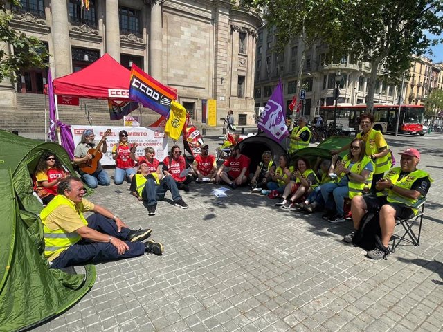 Representantes sindicales de UGT y CC.OO. Acampan ante la sede de Correos en Barcelona por el "desmantelamiento" del servicio.