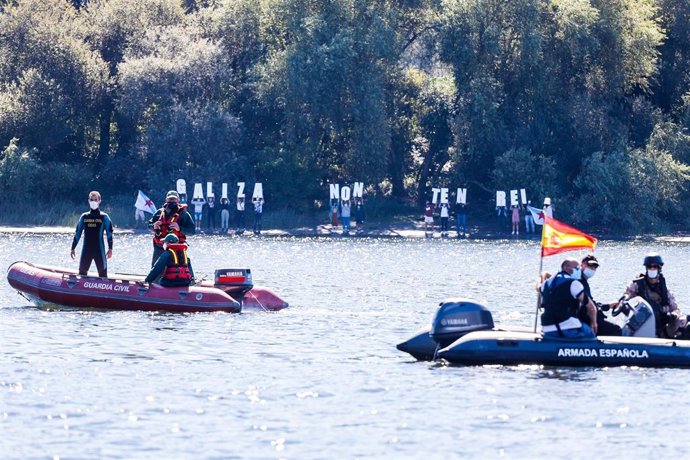 Archivo - Varias personas se concentran sosteniendo letras en las que se lee 'Galiza Non Ten Rei' para protestar contra la presencia del Rey Felipe VI en la Comandancia Naval del Miño en Tui