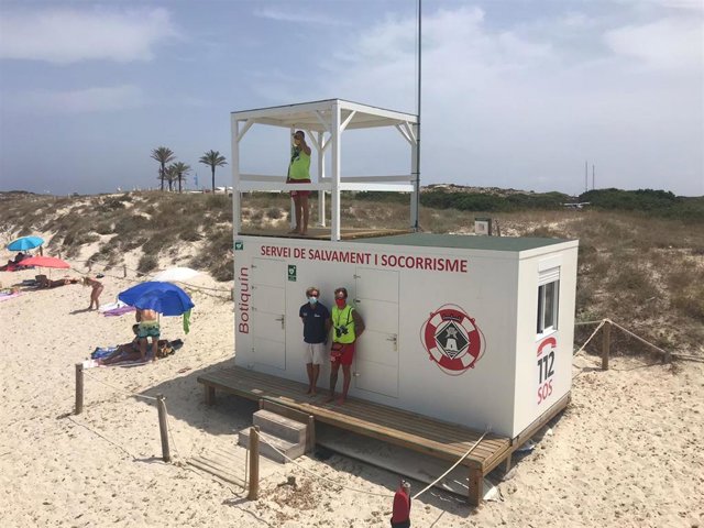 Archivo - Caseta de socorrismo en una playa de Baleares. 