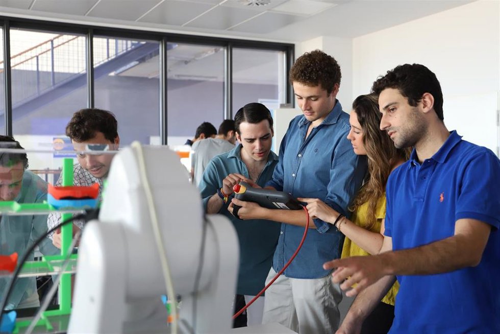 Loyola refuerza su área de Ingeniería con másteres especializados en hidrógeno, industria avanzada o data analytics