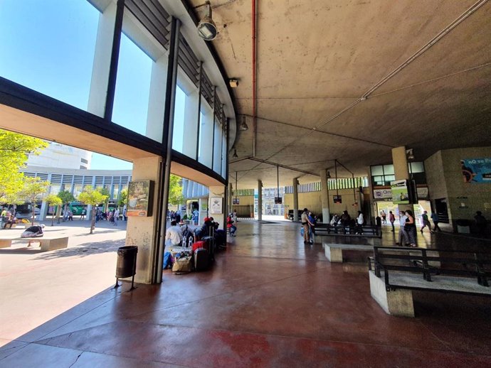 Archivo - Interior de la estación de autobuses de Huelva.