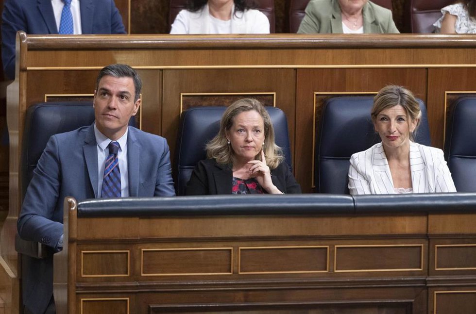 (I-D) El presidente del Gobierno, Pedro Sánchez; la vicepresidenta primera y ministra de Asuntos Económicos y Transformación digital, Nadia Calviño; y la vicepresidenta Segunda del Gobierno y Ministra de Trabajo y Economía Social, Yolanda Díaz, en una s