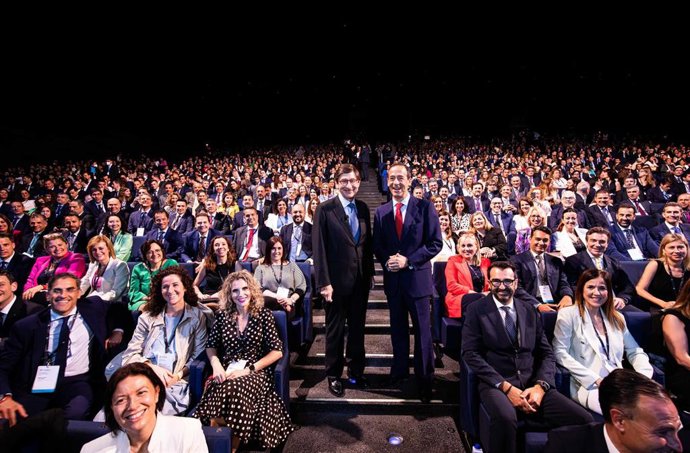 El presidente de CaixaBank, José Ignacio Goirigolzarri, y su consejero delegado, Gonzalo Gortázar, en la convención anual de directivos 2022