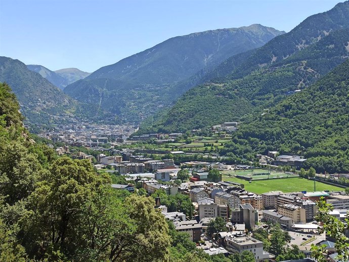 El valle central, con los núcleos de Santa Coloma, Andorra la Vella y Escaldes-Engordany en el fondo.