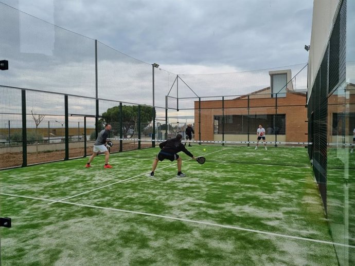 Archivo - Fonz (Huesca) estrena pista de pádel.