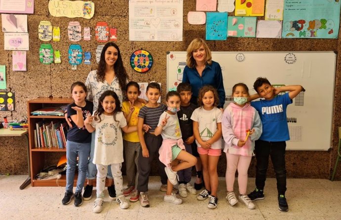 La ministra de Educación y Formación Profesional, Pilar Alegría, con alumnos afectados por la ereupción volcánica en La Palma