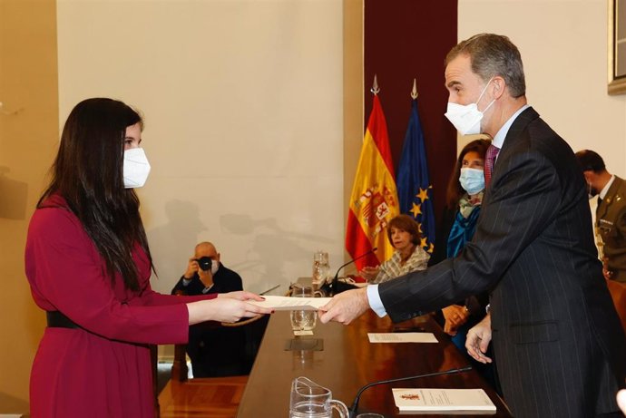 Archivo - El Rey Felipe VI entrega sus despachos a las LXXIII promoción de la Escuela Diplomática