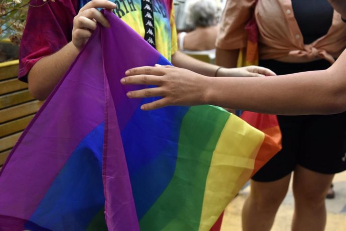 Archivo - Dos chicos sostienen la bandera LGTBI durante una manifestación para condenar el asesinato de un joven de 24 años el pasado sábado en A Coruña debido a una paliza, a 5 de julio de 2021, en Barcelona, Cataluña, (España). Bajo el lema, #Justicia