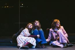 Escena de l'obra 'Les tres germanes' al Teatre Lliure