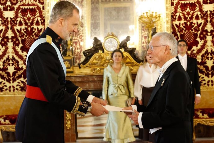 El Rey Felipe VI recibe la carta credencial del nuevo embajador de Ecuador en España, Andrés Vallejo Arcos
