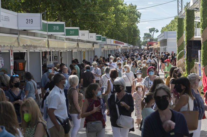 Archivo - Clientes y paseantes visitan la Feria del Libro de Madrid, a 10 de septiembre de 2021, en Madrid (España). Una nueva edición reducida de la Feria del Libro de Madrid da el pistoletazo de salida este viernes. Durante 17 días las famosas caset