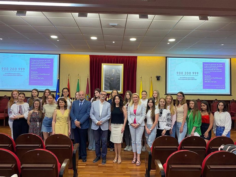 Encuentro de Rocío Ruiz con jóvenes ucranianas en Cádiz.