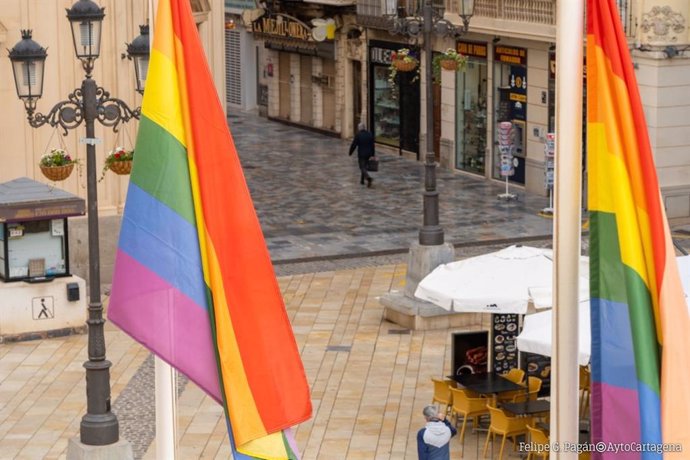 Izado de la bandera arcoíris en el Día del Orgullo Lésbico