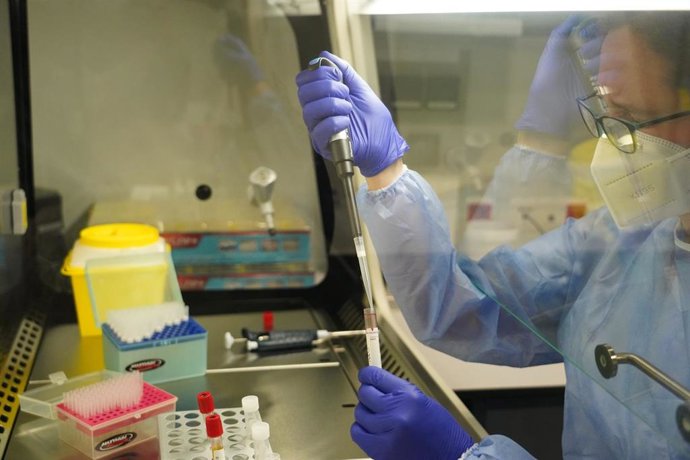 Archivo - Una enfermera durante un ensayo clínico