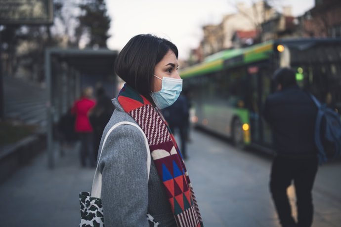 Archivo - Mujer con mascarilla, contaminación.