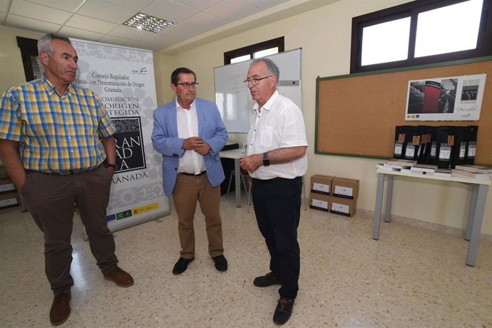 Reunión entre la Diputación y el Consejo Regulador de la Denominación de Origen Protegida Vinos de Calidad de Granada