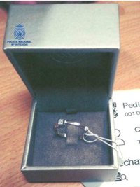 Detenido por comprar joyas con la tarjeta de crédito de la persona con la que compartía casa