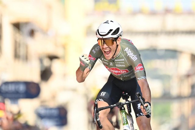 El ciclista italiano Stefano Oldani (Alpecin-Fenix) celebra el triunfo en la decimosegunda etapa del Giro de Italia, con salida en Parma y llegada en Génova tras 204 kilómetros