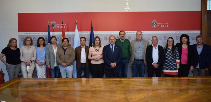 El presidente de la Diputación de Lugo, José Tomé, firma con CSIF, UGT y CC.OO. Un acuerdo para ofertar 110 plazas de estabilización laboral a empleados.