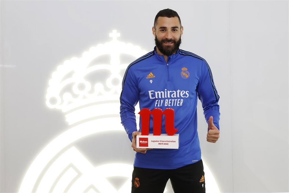 Karim Benzema recoge su premio a Jugador Cinco Estrellas del mes de abril del Real Madrid