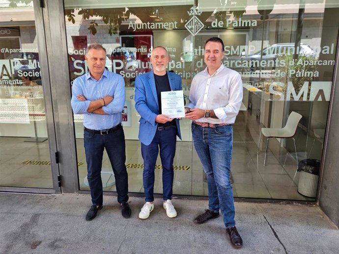 Entrega del certificado de calidad por los servicios de aparcamientos, ORA y Bicipalma de Cort.