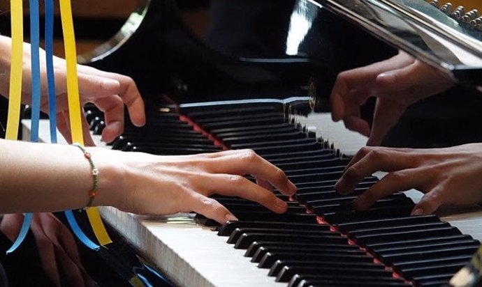 La pianista ucraniana Marta Bachek tocando.