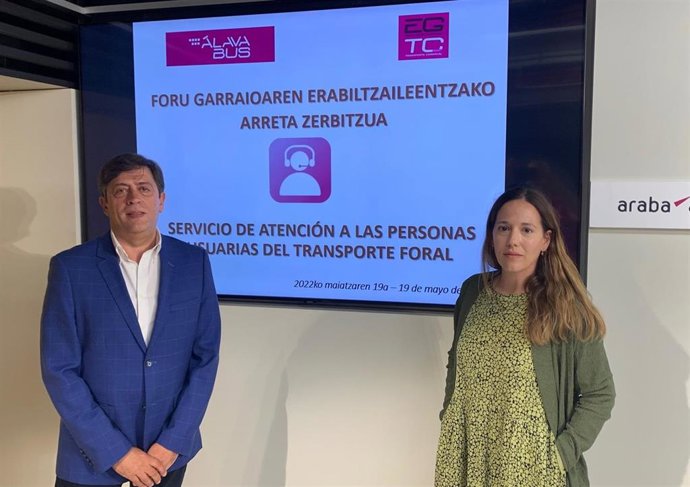 El diputado foral de Infraestructuras Viarias y Movilidad, Carlos Ibarlucea, y la directora de Movilidad, Patricia Pérez