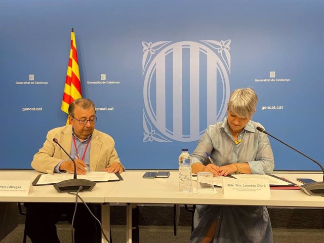 La consellera de Justicia, Lourdes Ciuró, firma un convenio con el presidente de la Coordinadora Catalana de Fundaciones, Pere Fbregas. El 19 de mayo de 2022.