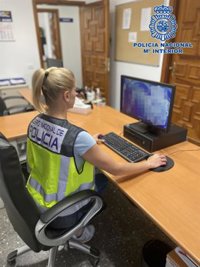 Detienen a nueve personas y desarticulan una red que tramitaba falsos permisos de residencia en Tenerife